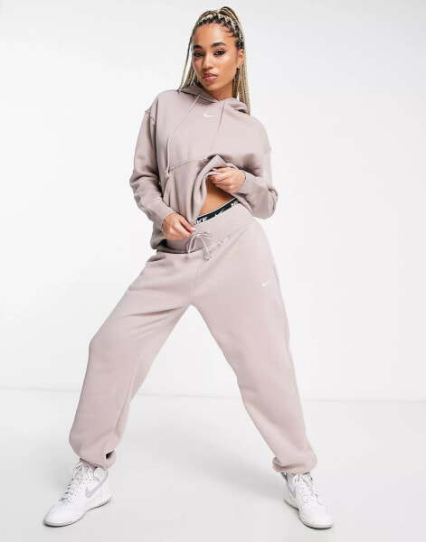 Nike – Oversize-Jogginghose in Taupe mit kleinem Logo