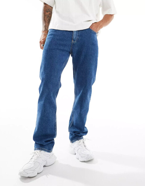 Tommy Jeans – Ryan – Regulär geschnittene Straight Jeans in mittlerer Waschung mit Flaggenlogo