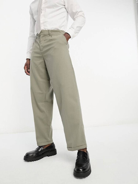 New Look relaxed pleat front trousers in khaki