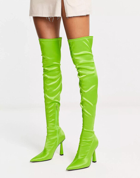 ASOS DESIGN – Krista – Eng anliegende Satin-Stiefel in Grün mit Absatz