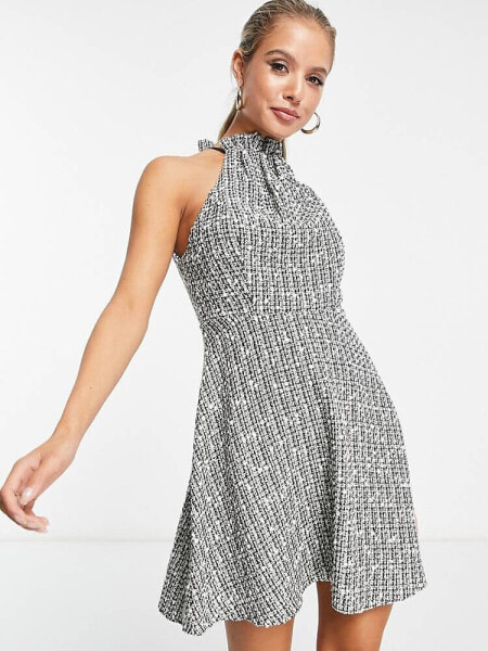 ASOS DESIGN – Kurzes, geformtes Neckholder-Kleid in Khaki-Bouclé