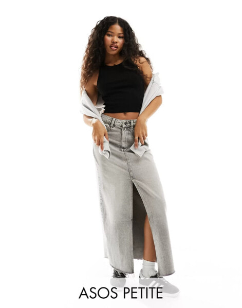 ASOS DESIGN Petite – Maxi-Jeansrock in verwaschenem Grau