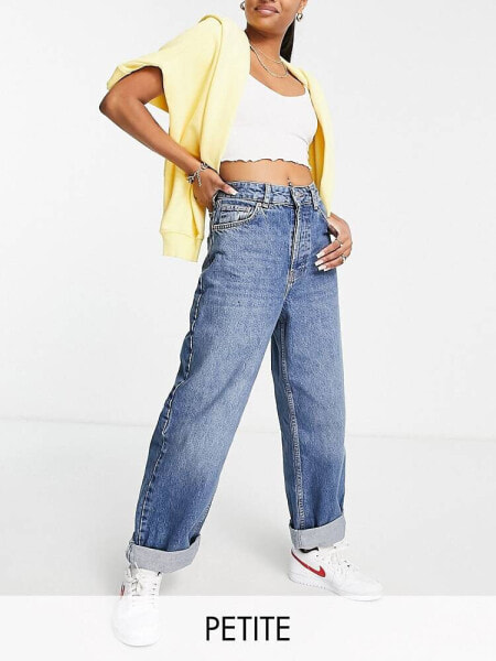 Topshop Petite – Oversize-Mom-Jeans in Mittelblau