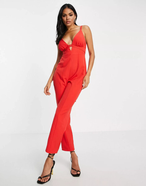 ASOS DESIGN – Jumpsuit in Rot mit Riemchen, tiefem Ausschnitt und Karottenschnitt