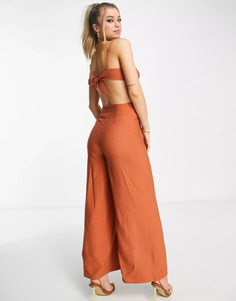 ASOS DESIGN – Hinten gebundener Jumpsuit aus Leinen in Terrakotta mit seitlichem Knopf