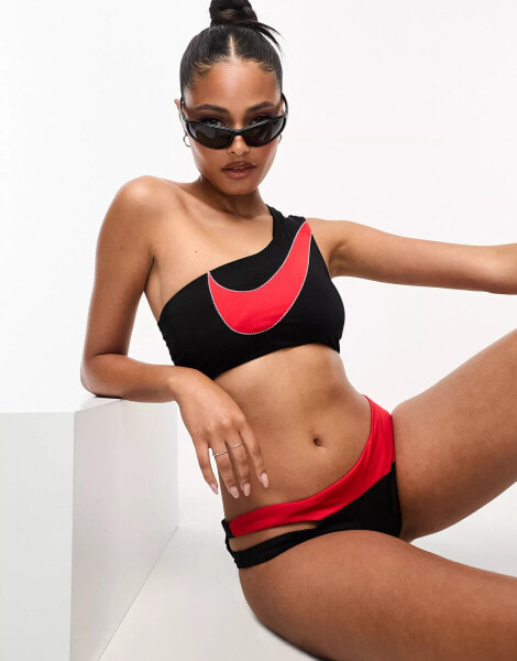 Nike Swimming – Icon Sneakerkini – Asymmetrisches Bikinioberteil in Schwarz und Rot