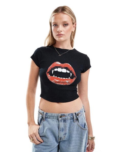 ASOS DESIGN – Knapp geschnittenes T-Shirt in Schwarz mit Halloween-Lippengrafik