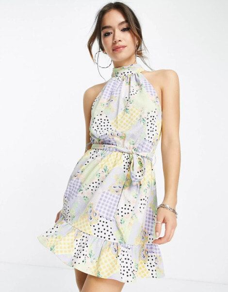 ASOS DESIGN – Kurzes Neckholder-Kleid mit Gürtel und verschiedenen Prints