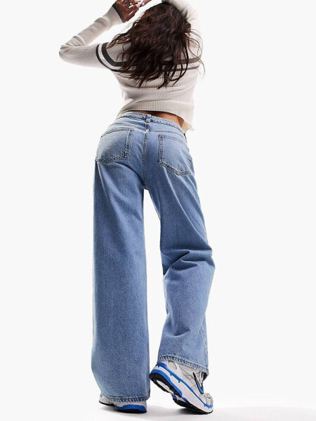 Женские джинсы ASOS DESIGN Petite Dad-Jeans in Mittelblau