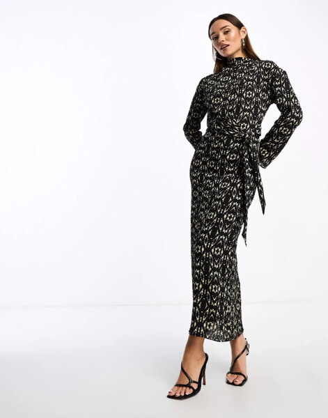 ASOS DESIGN – Maxikleid mit verschwommenem Print in Schwarz und Creme und Taillenbund zum Binden