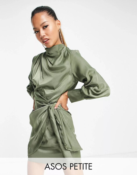 ASOS DESIGN Petite – Minikleid in Khaki mit Faltendetails, Wasserfallausschnitt und Bindeband am Rock