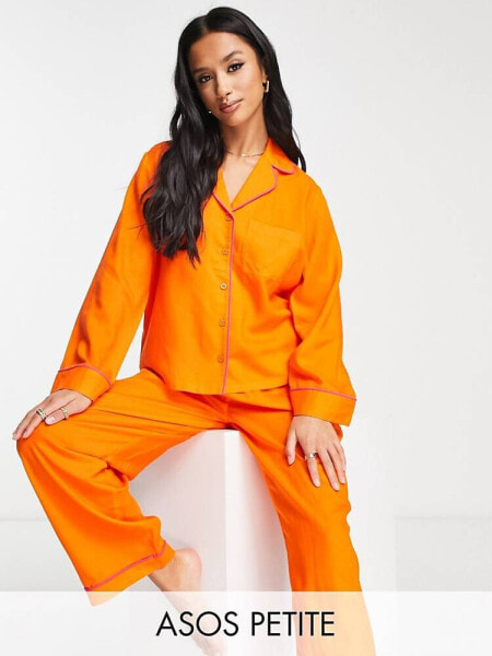 ASOS DESIGN Petite Exclusive – Modal-Pyjama aus Hemd und Hose in Orange mit farblich abgesetzter Paspelierung