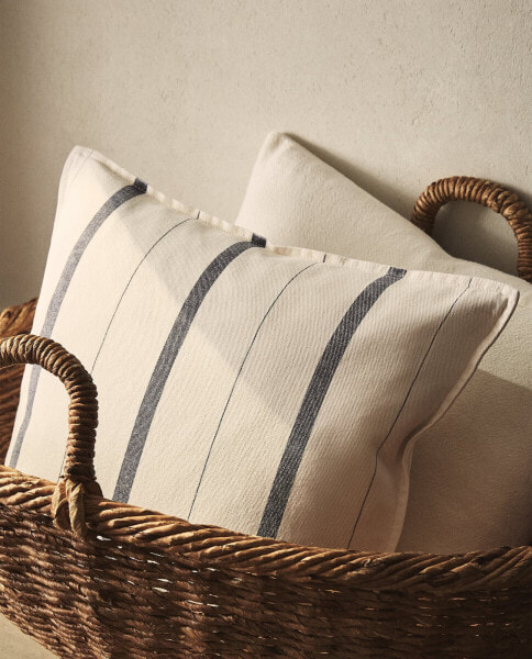 Декоративная подушка с полосатым принтом ZARAHOME - Plain cotton cushion cover with a contrast stripe print.