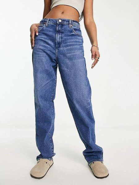 Wrangler mom straight fit jean in mid blue