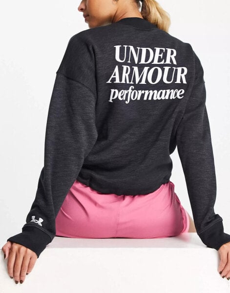 Under Armour – Essential – Sweatshirt in Schwarz mit Schriftzug-Print auf dem Rücken