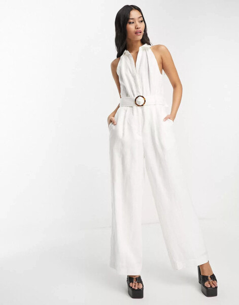 Forever New – Ärmelloser Jumpsuit mit Gürtel in Elfenbeinweiß