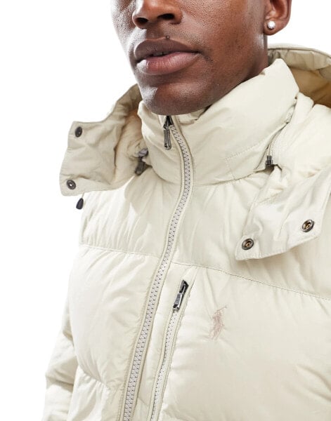 Polo Ralph Lauren – Daunen-Pufferjacke in Beige mit Markenlogo und abnehmbarer Kapuze