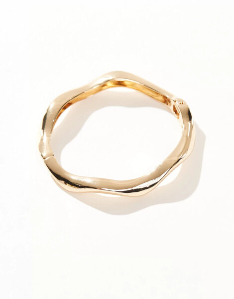 DesignB London wavey bangle bracelet in gold