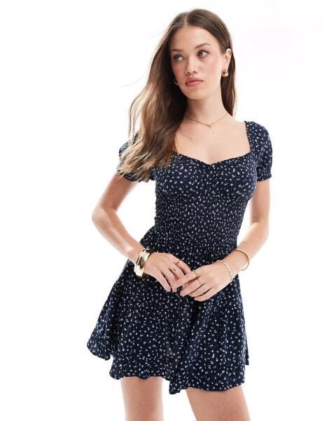 Bershka – Kurzes Milchmädchenkleid in Marineblau und Weiß mit Blumenmuster