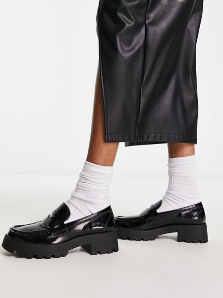 schuh Levi chunky loafer in black