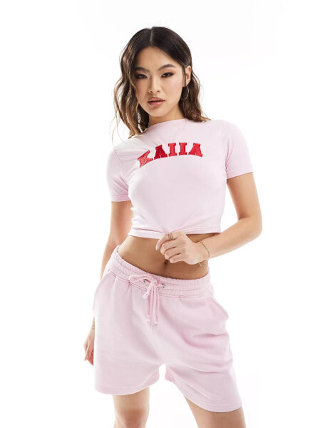 Kaiia – Kurzes, knappes T-Shirt in Rosa mit Logo, Kombiteil