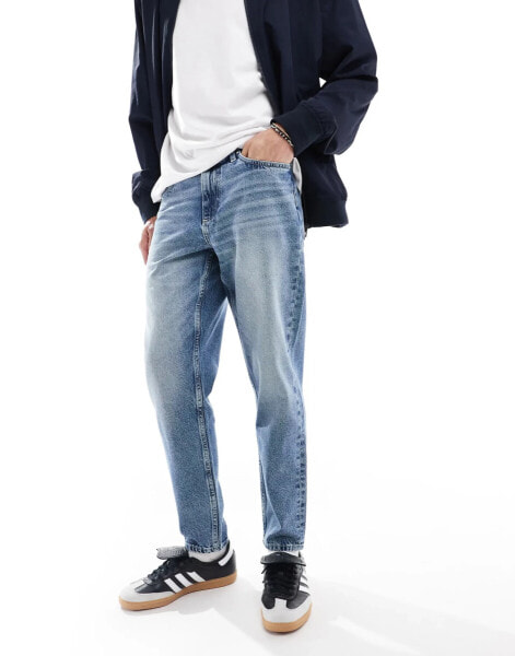 ASOS DESIGN – Schmal zulaufende Jeans in mittelblauer Waschung