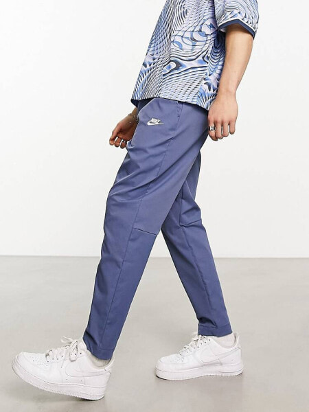 Nike – Club – Schmal zulaufende Hose aus Webstoff in Blau