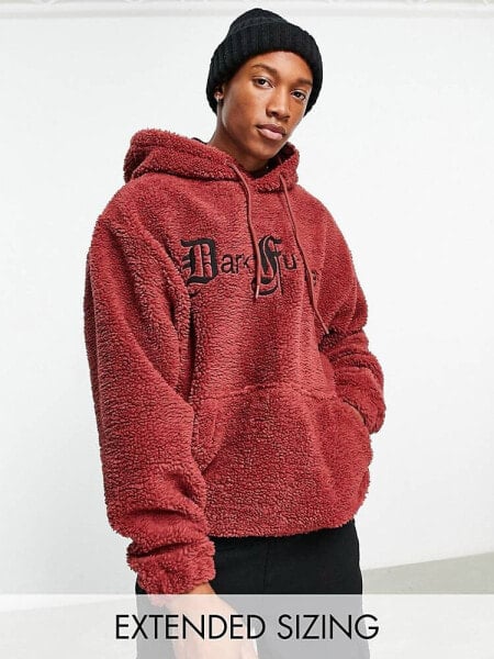 ASOS – Dark Future – Oversized-Kapuzenpullover aus Teddyfell in Dunkelrot mit aufgesticktem Gothic-Logo entlang der Wirbelsäule