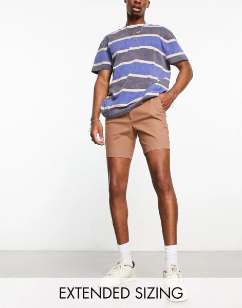 ASOS DESIGN – Mittellange Chino-Shorts mit engem Schnitt in Braun