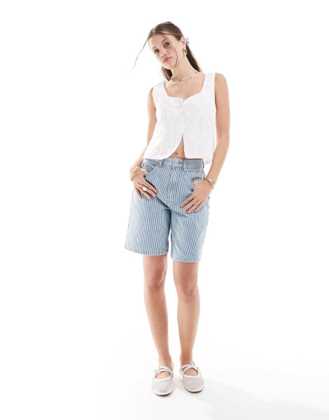 ASOS DESIGN – Jeans-Bermudashorts in Hellblau gestreift, Kombiteil