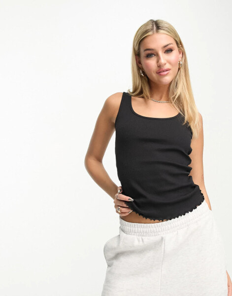 New Look lettuce hem scoop vest in black