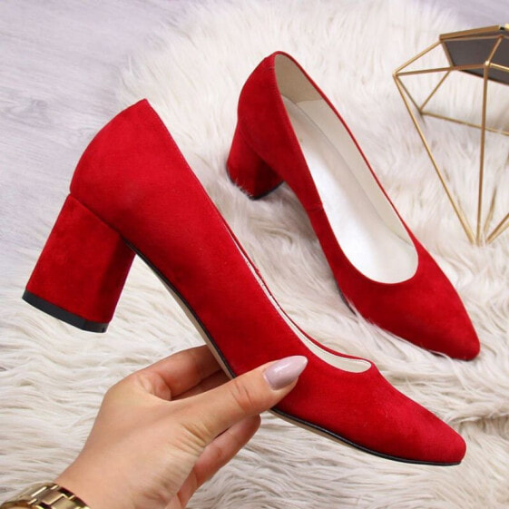 Pumps on a red suede pillar W Juma