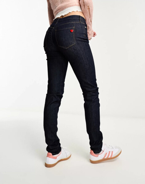 Love Moschino – Röhrenjeans in dunkler Waschung mit Herznietendetail