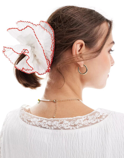 ASOS DESIGN – Scrunchie-Haargummi in Weiß mit Plissee-Detail und roten Rändern