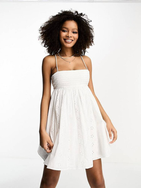 Женское мини-платье ASOS DESIGN Kurzes Babydoll-Sommerkleid aus weißer Baumwolle mit Lochstickerei und Zierfalten am Dekolleté