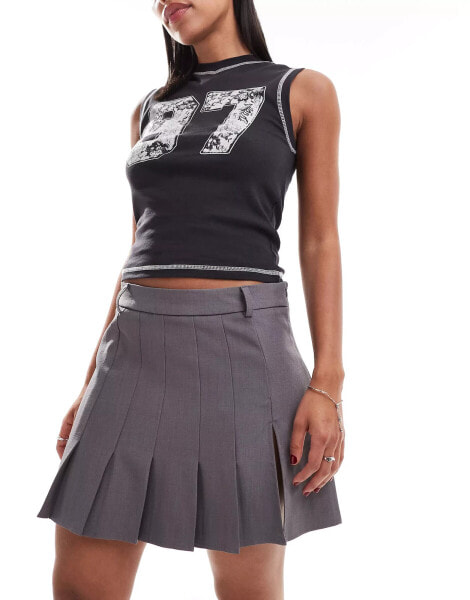 Noisy May pleated skirt with thigh split in grey