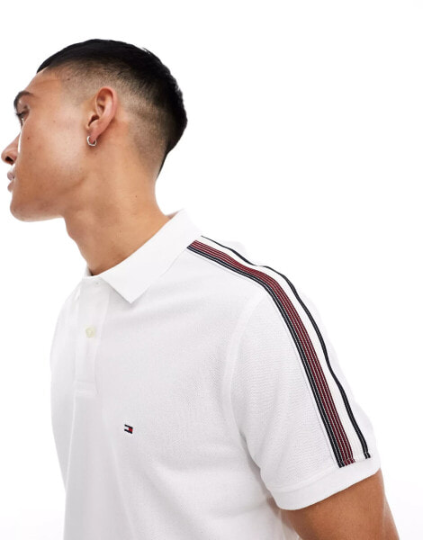 Tommy Hilfiger – Poloshirt in Weiß mit Zierstreifen