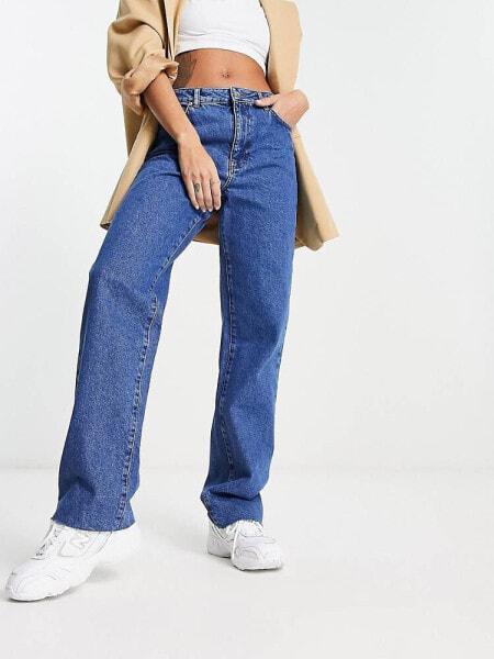 NA-KD x Rianne Meijer – Jeans in blauer Waschung mit geradem Schnitt und unverarbeitetem Saum