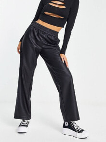 Женские брюки only faux leather elasticated waist straight leg trousers in black
