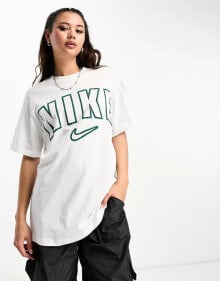 Nike – Boyfriend-T-Shirt in Weiß im College-Design