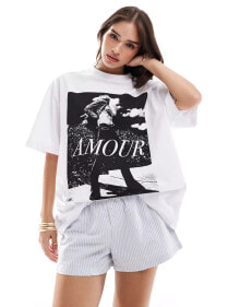 ASOS DESIGN – Oversize-T-Shirt in Weiß mit „Amour“-Magazin-Fotoprint