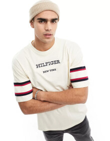 Tommy Hilfiger – Monotype – T-Shirt in Cremeweiß mit Ärmeln im Blockfarben-Design