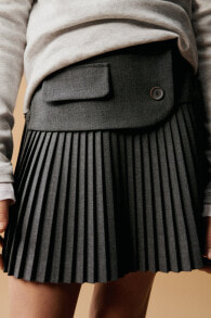 Pleated buttoned skirt