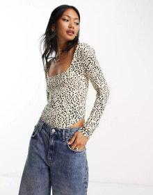 ASOS DESIGN – Eng geschnittener, langärmliger Body mit kleinem Leopardenprint