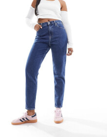 Calvin Klein Jeans – Mom-Jeans in dunkler Waschung