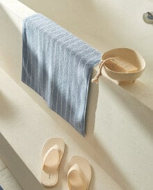 Contrast stripe bath mat