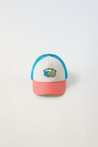 Mesh cap with rubberised label