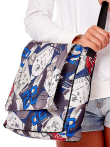 На плечо Женская сумка Factory Price на плечо белая со спортивным принтом, основное отделение на молнии, внутренний карман, регулируемый ремень.