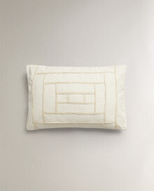 Cushion cover with geometric detail