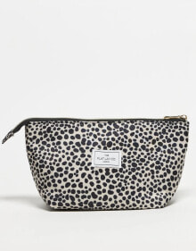 The Flat Lay Co. X ASOS Exclusive – Make-up-Tasche mit Cheetah-Punkten